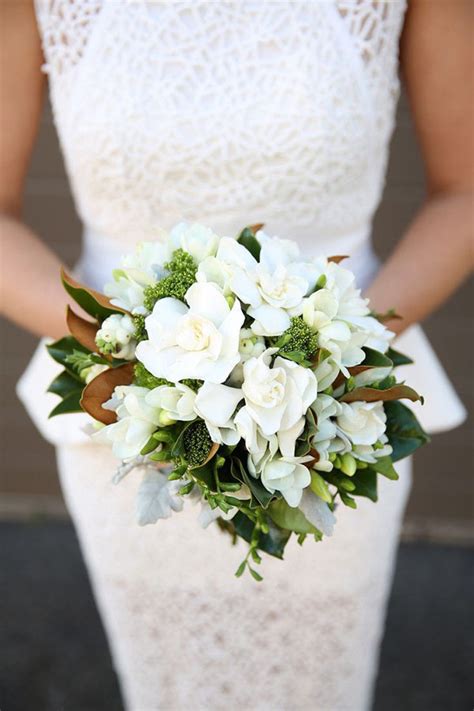 Fiori bianchi profumati in 8 lettere. 10 fiori per un matrimonio in estate