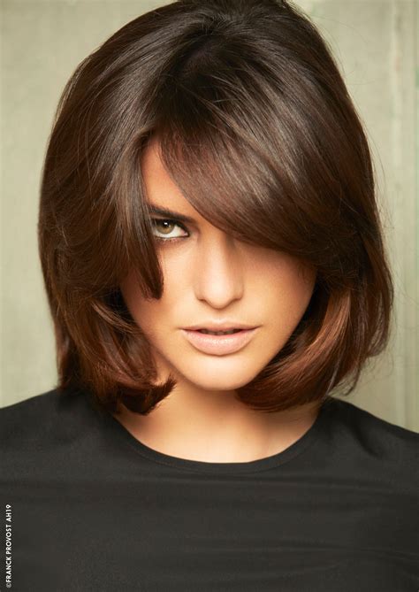 Les cheveux raides les plus courts laissent respirer le cou et la nuque, tandis que les mèches les plus longues encadrent de manière harmonieuse le visage. Coupe De Cheveux Femme Carre 2020 | Coiffures Cheveux Longs