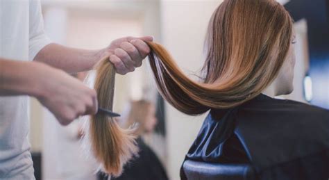 Malgré le confinement et les risques d'amende ou de fermeture, un coiffeur de paris fait des coupes en toute clandestinité., malgré la fermeture par l'etat des salons de coiffure (qui compte parmi les. Confinement : les salons de coiffure rouvriront-ils le 11 ...