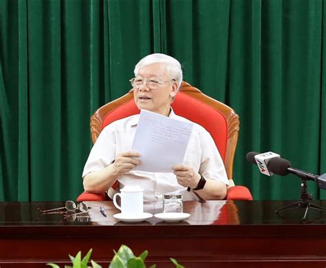 Nguyen phu trong was chosen as the party's new leader in january 2011, replacing a retiring nong duc manh. Tổng Bí thư, Chủ tịch nước Nguyễn Phú Trọng chủ trì họp lãnh đạo chủ chốt