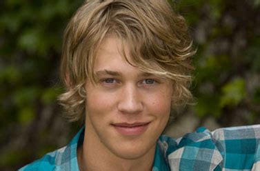 *austin robert butler (born august 17, 1991) is an american actor, singer, and model, of norwegian descent, best known for his role as james garrett on the nick.elodeon show, zoey 101, as jake pearson in the 2009 film aliens in the attic and as jordan gallagher in ruby & the rockits. Thursday Morning Man: Austin Butler!