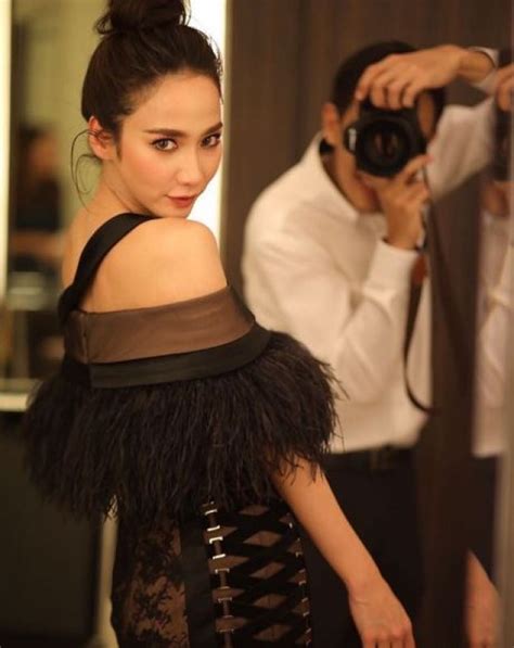 ซิโนฟาร์ม(sinopharm) ทำให้หลายคนสงสัยว่า ซิโนฟาร์ม คืออะไร คุณภาพดีไหม มีผลข้างเคียงอะไรบ้าง เราสรุปไว้ให้แล้วไปอ่านกัน! เอาล่ะซิ!!! เจ๊เอ กัดฟันยิ้ม ซื้อกระเป๋า ให้ อั้ม ดาราสาว ...