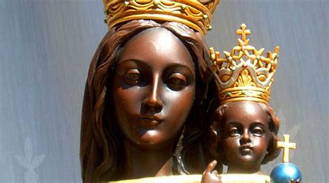 Casa che gli angeli trasportarono sull'ameno colle di loreto, rivolgi il tuo sguardo benigno su di noi. La Madonna di Loreto è nera: il perché è nella sua storia