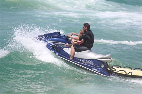 >mário frias de sunga curtindo praia. Mario Frias curte praia e anda de jet ski com a filha ...