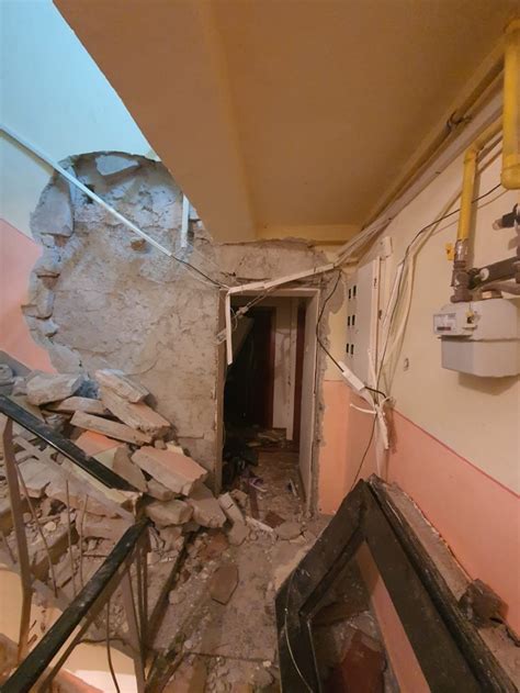 Suflul deflagrației a disclocat ușile din tocuri, a spart geamurile, însă din fericire nu a fost urmat și de un incendiu. Explozie la un bloc din Medgidia. Patru victime. Locatarii ...