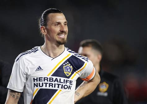 He is a highly motivated athlete. Zlatan Ibrahimovic Lange Haare / Zlatans Frisurenkarussell ...