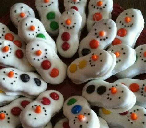 A fun easy treat that kids can even decorate on their own! Nutter Butter Cookies Decorated For Christmas / Decorated ...
