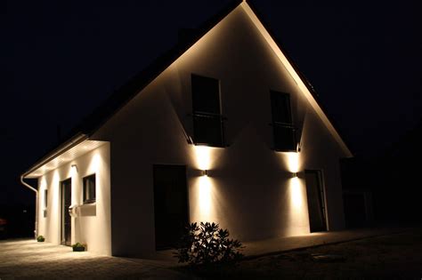 Hierbei handelt es sich um eine schaltung, die abwechselnd 12 led schaltet und somit ein belebtes haus simuliert. Außenbeleuchtung haus, Außenbeleuchtung, Beleuchtung