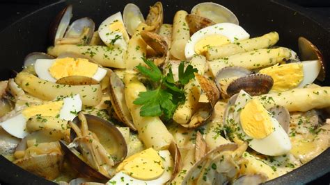 Las almejas le dan un puntito muy bueno al plato y además se suele acompañar con guisantes o. Cocinar para los amigos: Merluza en salsa verde