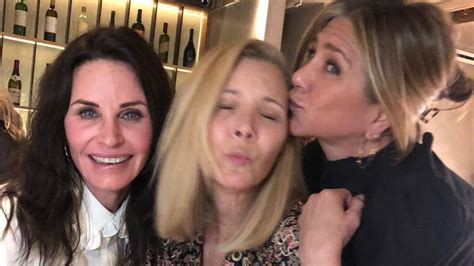 This video is unavailable because we were unable to load a message from our sponsors. "Friends"-Reunion: Courteney, Jen und Lisa wieder zusammen ...