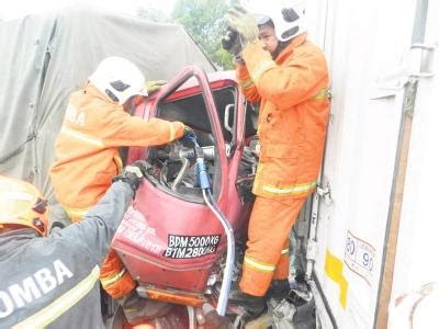 Tindakan seorang pemandu lori kontena, memandu secara melulu hingga membahayakan pengguna lain, menerima padah apabila ditahan polis selepas video perbuatannya itu viral di media sosial. 2 Julai 2013