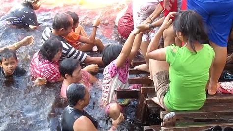 Dia berencana mandi kembang dan meninggalkan baju lamanya di rutan cipinang, jakarta timur. RITUAL MANDI ORANG DAYAK | Kangkahim utk Buang Sial ...