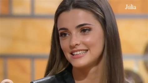 Joana aguiar, a sandy de 'amor amor' esteve no programa de júlio pinheiro para falar da sua vida profissional e pessoal. Joana Aguiar fica em lágrimas com surpresa da irmã gémea