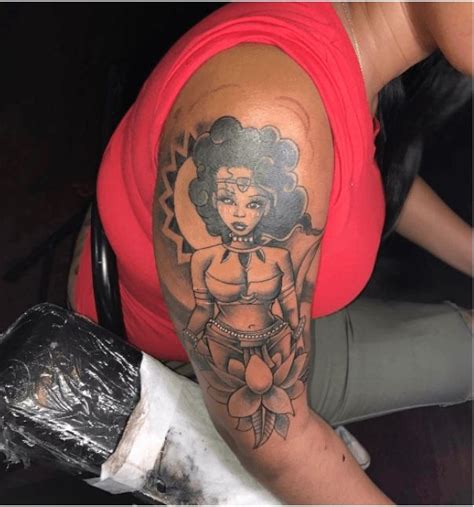 This tattoo includes a small black inked crown that has a vintage royal design and some jewels if you want an additional touch. Pin by Emmanuela on Tattoo Ideas | Black girls with ...