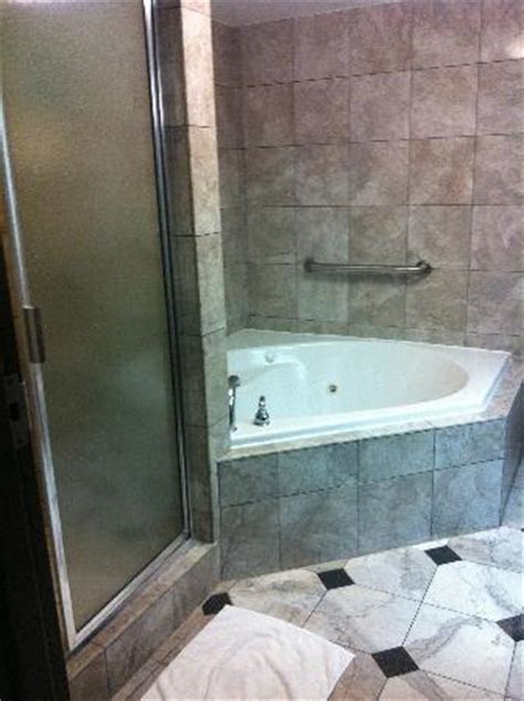 Vous pourrez vous entraîner à la salle de sport ouverte 24h/24 ou profiter du centre d'affaires pour travailler. Entering the Jacuzzi Suite - Picture of Drury Inn & Suites ...