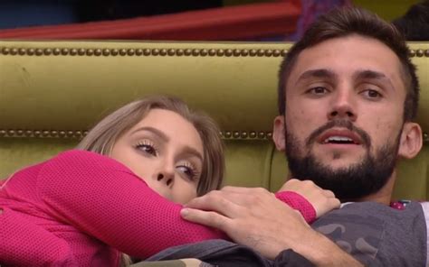 Apesar do pouco tempo, já existe uma série de polêmicas em torno do relacionamento. Carla Diaz e Arthur quebram 'maldição' de casais do BBB21 ...