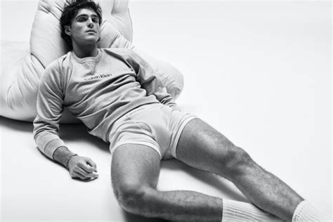 For the #mycalvins irl campaign, the american underwear giant asked a host of celebrities including. Jacob Elordi posa en calzones para Calvin Klein - Homosensual