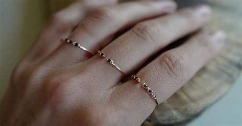 Atau bagi yang masih single, mimpi ini arti mimpi dapat atau memakai kalung emas pertanda baik. 10 Arti Mimpi tentang Cincin Pertanda Konflik Hingga ...