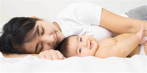 Posisi tidur yang benar dapat memengaruhi kesehatan tubuh kamu, lho! 3 Posisi Tidur yang Baik Setelah Melahirkan Agar Mom ...