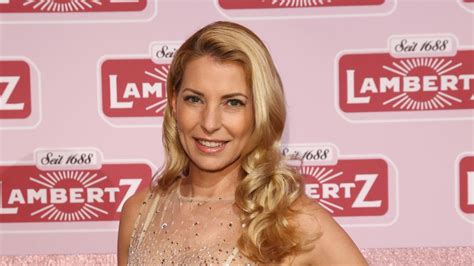 Giulia siegel und ludwig heer präsentieren ihr baby bei die höhle der löwen am 10.5.2021 auf vox. Nasenbruch beim Promiboxen? Giulia Siegel bräuchte eh OP ...