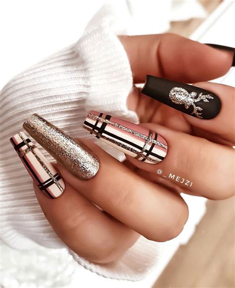 Polish on its own is the perfect final touch to show off your style, add flair to your outfit and show off the unique you. 25+ Christmas Nails 2020 : Glitter and plaid Christmas nails design