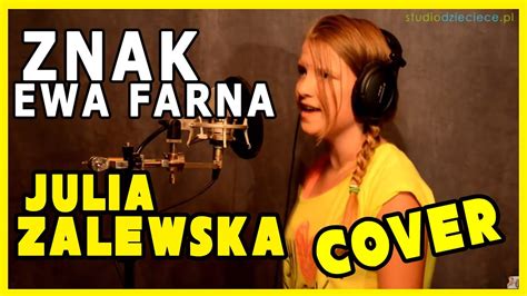 Idę sobie pustą drogą życie żyje obok mnie czuję, że donikąd mknę patrzę w cieniu stoją buty widzę je. Znak - Ewa Farna (cover by Julia Zalewska) - YouTube