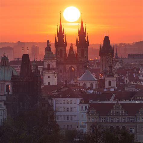 Východ slnka 08:01, astronomické poludnie: Slunce mezi věžemi | Fotopraha.com