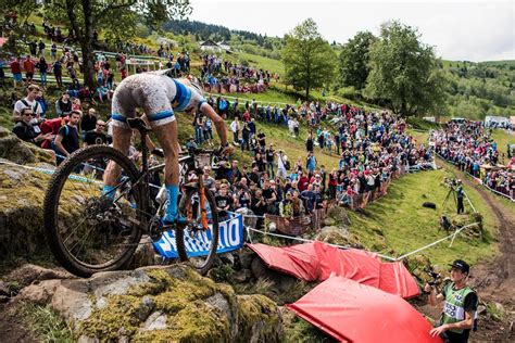 Gran brutto incidente per jolanda neff durante un allenamento nella pisgah forest, in carolina del nord, usa, prima di natale. Campeonato Mundial UCI MTB Maratona XCM 2016 resultados