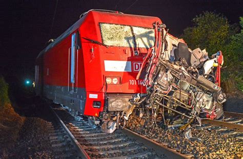 Bundesland sachsen ➤ hier im wikipedia der bundesländer ➤ einwohner, klima, gewässer, feiertage, sehenswürdigkeiten, berühmte personen und vieles mehr. Sachsen-Anhalt: IC kracht gegen Lastwagen - Lkw-Fahrer tot ...