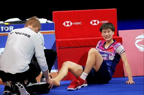 戴資穎因為今年bwf(badminton world federation，世界羽球總會)賽程更動，導致小戴在上周因積分提前被扣除後，失去球后寶座，讓給日本好手山口茜。 【亞錦賽】對戰8連勝中國陳雨菲 戴資穎衞冕冠軍搶回球后 | 蘋果日報. 丹麥羽球公開賽》天后之戰 小戴力阻奧原登基 - 自由體育