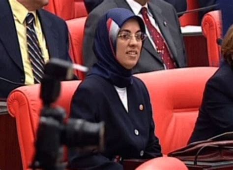 Başörtüsü yasağı sebebiyle türkiye'de tıp eğitimini yarıda bırakarak dr. Merve Kavakçı: Başörtülü milletvekillerini tebrik ediyorum ...