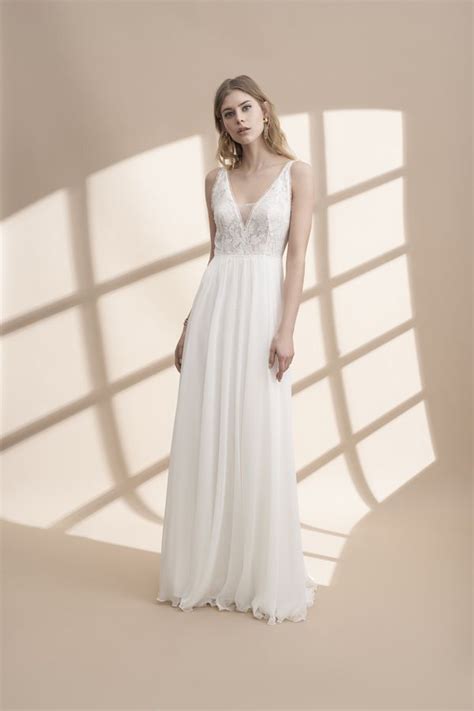 Ad alcune spose piace mantenere le cose semplici, che si non c'è nemmeno un treno fantasia, la silhouette più comune per questo tipo di vestito è una linea ad a. Rembo Styling: Abiti da Sposa semplici e alternativi ...