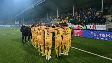 Glimt is known for the yellow kits and the huge yellow toothbrushes that the supporters carry to the matches — a supporter symbol from the 1970s. Minunea Norvegiei! FK Bodo/Glimt este oficial campioană