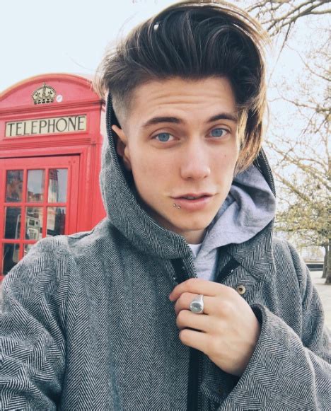 The couple, who are vacationing in mexico, were photographed during a playful beach date where mascolo, 27, can be seen squeezing. Benjamin Mascolo fotka