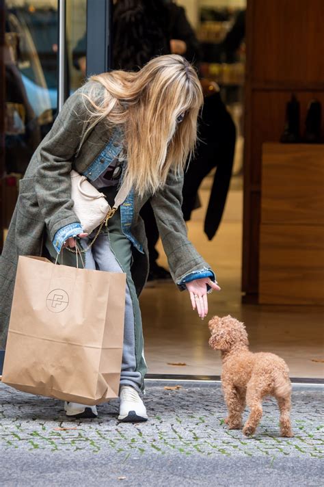 Heidi klum, 47, könnte nicht stolzer auf. HEIDI KLUM Out Shopping in Berlin 10/24/2020 - HawtCelebs