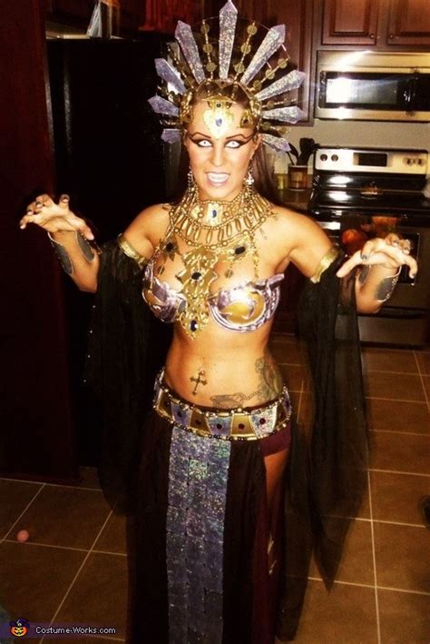 After learning of her bloodlust, and there are only a few areas of incoherence near the beginning and middle of the movie, but it wraps itself up fairly neatly, giving the viewer a full story. Akasha - Queen of the Damned Costume Homemade