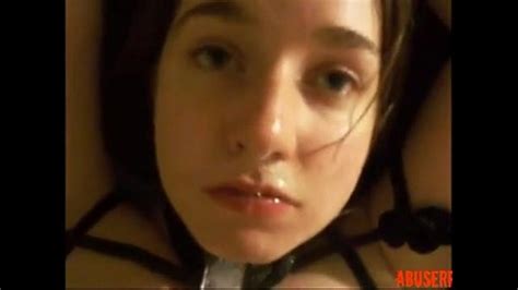 BDSM teen à la gorge profonde attachée - PornClubVideo