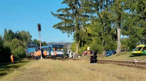 .mrtvé a 24 zraněných si vyžádala čelní srážka dvou osobních vlaků u obce pernink na karlovarsku; INFO.CZ | Další srážka vlaků na železnici. Jsou na vině ...