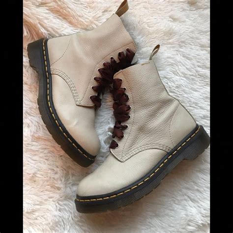 Find out how to break in doc martens with these super simple tips and read how to make docs comfortable to wear! Dr. Martens Shoes | Dr. Martens Boots | Color: Cream ...