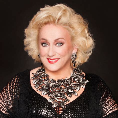 Karin neemt hem in huis. Karin Bloemen - HaFa Producties