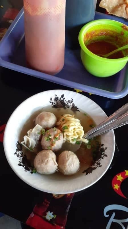 Karena begitu terjadi tabrakan, motor malah solopos.com Lezatnya Kuliner Bakso Pak Irul di Kebonrojo Kota Blitar ...