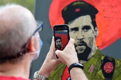 El argentino se quedará la próxima temporada en el barcelona, cerrando uno así las cosas, y asumido que no le queda más remedio que permanecer en el camp nou, como si según él todavía estuviera vigente el extinguido derecho. Lionel Messi se queda en el Barcelona: toda la información ...