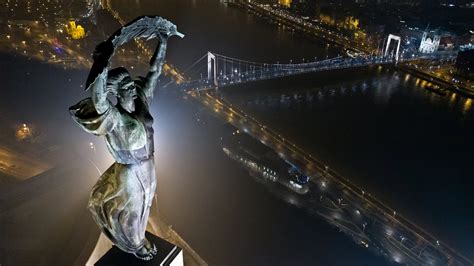 It is the third southernmost public road bridge in budapest. Ilyen a havas Szabadság-szobor a magasból