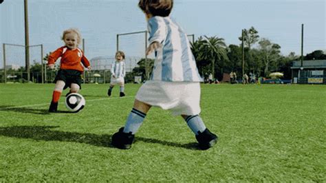 Gif de alguien jugando videojuegos. Jugando futbol gif - Imagui