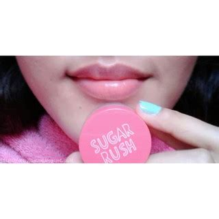 Aroma lemonade yang segar membuat kamu selalu ingin mengaplikasikan pelembab bibir yang satu ini. ORIGINAL Emina Sugar Rush Lip Scrub Pelembab Bibir ...