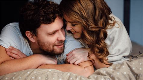 To kick it up a notch, you can spread out some flowers that have the same hue as the bed. 9 Habits Of Couples Happy In Bed