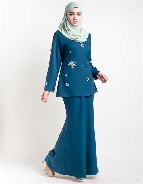 In the modern version, the fold on the skirt (the right) does not necessarily start from the waistline. Baju Kurung Moden Pendek Adelia Turquoise