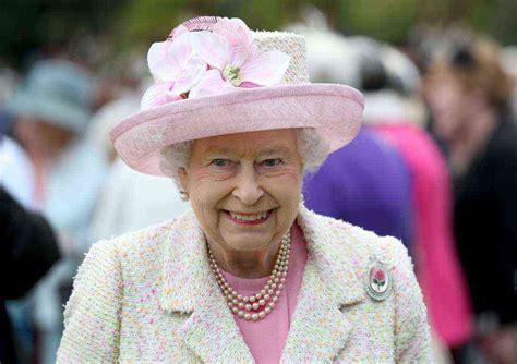 Elizabeth ii) (londres, 21 de abril de 1926) é a atual rainha do reino unido e de quinze outros estados independentes conhecidos como reinos da comunidade de nações, além de chefe da commonwealth formada por 53 estados. Rainha Elizabeth II bebe 4 tipos de drinks por dia