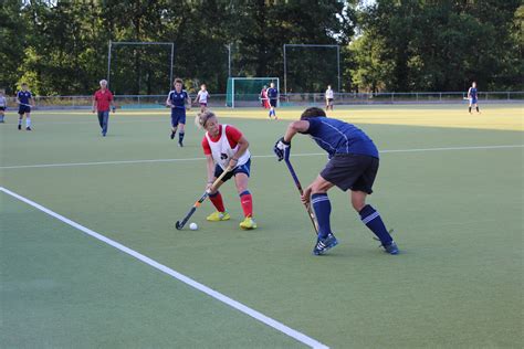 Le hockey sur gazon est un sport de plein air et de grand terrain, il oppose deux équipes de 11 joueurs(ses) dont 1 gardien de but équipé. Hockey sur gazon : un sport d'élites toujours vert