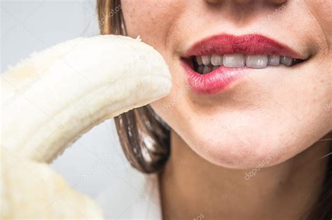 The old year cums to an end: Mujeres comiendo banana | banana comiendo mujer — Foto de ...